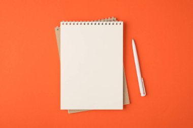 Anımsatıcıların üst görünümü ve izole edilmiş turuncu arkaplan üzerinde beyaz kalem boş alan