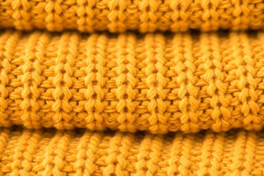 Katlanmış turuncu kumaşın yakın çekim fotoğrafı.