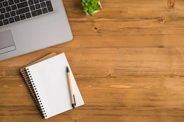 Ovanifrån Foto Laptop Blomkruka Och Penna Två Påminnelser Isolerade Träbord — Stockfoto