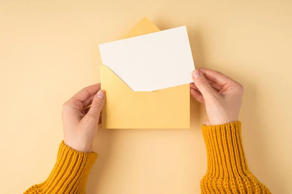 Första Person Ovanifrån Foto Kvinnliga Händer Gul Pullover Hålla Öppen — Stockfoto