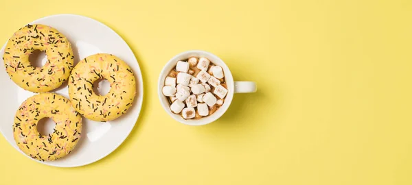 Bovenaanzicht Foto Van Kopje Drank Met Marshmallow Bord Met Drie — Stockfoto