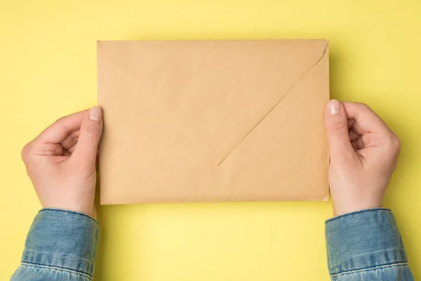 Primera Persona Vista Superior Foto Manos Femeninas Sosteniendo Sobre Papel —  Fotos de Stock