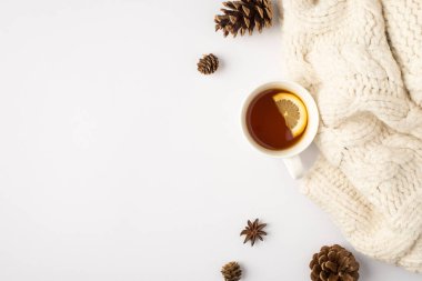 Limon kozalaklı çay fotografı. Anason ve beyaz süveter. Boş arkaplan.