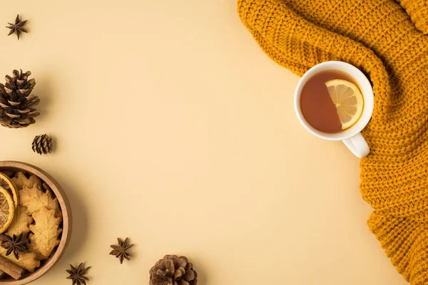 Photo Vue Dessus Pull Jaune Tasse Thé Avec Cônes Pin — Photo