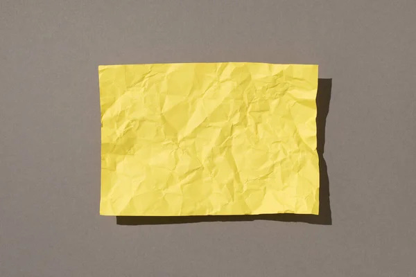 Πάνω Από Κεφάλι Φωτογραφία Θρυμματισμένο Κίτρινο Χαρτί Στη Μέση Απομονωμένο — Φωτογραφία Αρχείου