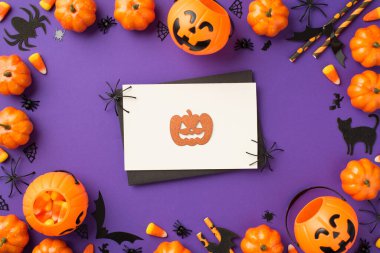 Cadılar Bayramı süslemelerinin en üst görüntüsü balkabağı sepetleri şeker mısır ağı yarasalar pipet siyah örümcekler ve izole edilmiş menekşe arkaplan üzerinde turuncu balkabağı silueti