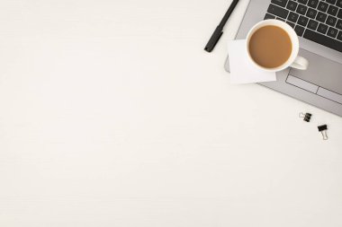 İçki klasörü fincanının en üst görüntüsü. Gri dizüstü bilgisayara yapıştırma etiketi ve izole edilmiş beyaz tahta masa arka planında siyah kalem.