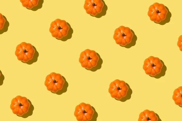 Foto Zucche Arancioni Sfondo Giallo Isolato — Foto Stock