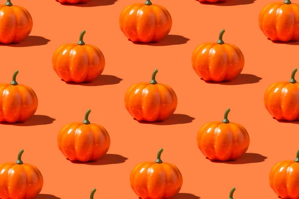Foto Zucche Arancioni Sfondo Arancione Brillante Isolato — Foto Stock