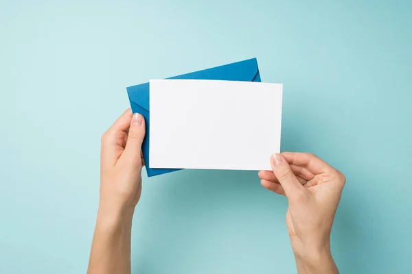 Primeira Pessoa Vista Superior Foto Mãos Segurando Envelope Azul Cartão — Fotografia de Stock