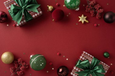 Parlak kırmızı bir bayram arkaplanı hediyeleri yeşil kurdeleler, ışıl ışıl süsler ve Noel ve yeni yıl kutlamalarını yakalayan şenlikli böğürtlenler sunuyor.