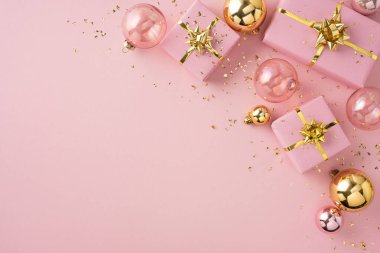 Paketli hediyelerin, pembe ve altın süslemelerin ve narin kurdelelerin olduğu pembe bir tatil sahnesi. Noel ve Yeni Yıl terfileri, hediye fikirleri ve kutlama temaları için harika bir şenlik havası.