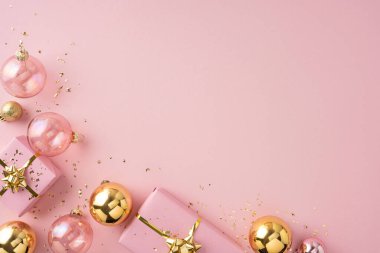 Pembe tatil sahnesi hediyeler, süsler ve yumuşak pembe arka planda altın toplar, bayram kutlamaları, neşe ve Noel dekorları Noel ve yeni yıl için mükemmel.