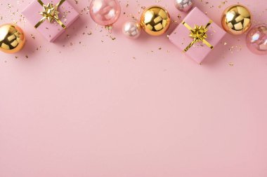 Pastel pembe arka plan sunucuları hediyeler, parlak takılar ve altın kurdeleler, Noel ve yeni yıl kutlamaları, dekorasyon fikirleri ve tatil görselleri için mükemmel bir şenlik havası yaratıyorlar.