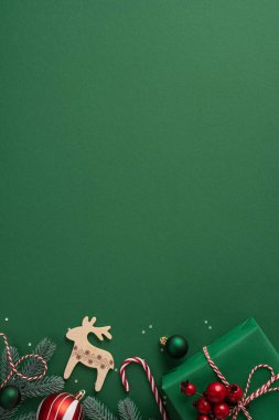 Hediyeler, mücevherler, şeker kamışları, çam dalları ve ahşap bir ren geyiği Noel ve yeni yıl ruhunu ve bayram kutlamalarını yansıtıyor.