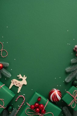 Noel dikey kutlaması sıcak Noel hediyeleri, çam ağaçları, böğürtlenler, yeşil arka plan, hoş bir ortam, dekoratif mevsim selamlaması.