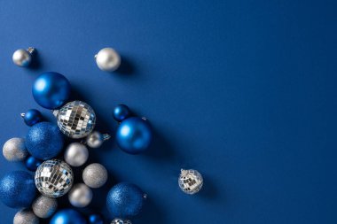 Mavi Noel süsleri ve disko balolarının düzenlenmesi yeni yıl kutlamaları ve mevsimlik dekorlar için uygun, neşeli, modern bir tatil sahnesi yaratır.