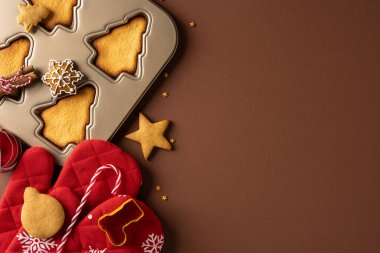 Dekoratif kurabiye kutusu ağaç şekilli kurabiyeler, şeker kamışları ve kırmızı eldivenler Noel ve yeni yıl kutlamaları ve şenlikli anlar için mükemmel bir tatil sahnesini anımsatıyor.