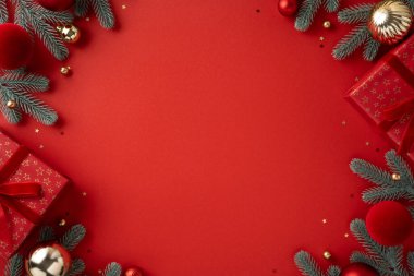 Noel ve yeni yıl kutlamaları için paketlenmiş hediyeler, süsler ve çam dallarıyla dolu kırmızı bir arkaplan. Parlak dekorasyonlar, mevsimlik kampanyalar için sıcaklık, neşe ve tatil ruhunu çağrıştırıyor