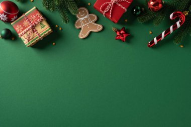 Paketlenmiş hediyeler, zencefilli kurabiye adam, şeker kamışı ve yemyeşil dalların yer aldığı parlak bir Noel ayini, bayram kutlamaları ve mevsimsel dekorasyon için mükemmel sıcak, şenlikli bir ortam yaratır.