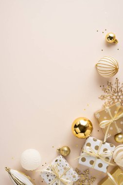 Kurdele ve süslemeli altın ve beyaz hediye kutuları yumuşak bir beigevertik arka planda oturur, lüks ve kutlama işaretleriyle şenlikli bir Noel ve yeni yıl havası yaratır.