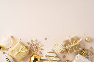 Altın hediyeler ve süsler kar taneleri ve kurdelelerle sıcak bir Noel sahnesi yaratıyor. Yeni yıl kutlamaları, tatil katalogları ve şenlikli promosyonlar için mükemmel.