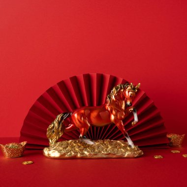 Yan manzara, Çin Yeni Yıl kutlamalarını temsil eden altın arkaplan altın ejder at heykeli hayranı zenginliği selamlıyor.