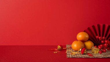 Yeni yıl için portakallar, altın külçeler, boncuklar ve kırmızı fenerlerle örülmüş bir halı kullanarak yeni yıl için sıcak ve müreffeh bir karşılama hazırladık.