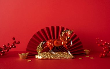 Kırmızı zemin, altın kaplan heykeli, yelpaze ve para taşıyan bir Çin Yeni Yıl sahnesinin yan görüntüsü şenlik havasında şans, servet ve refah taşır.