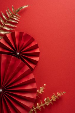 Dikey kırmızı arka plan gösterileri altın fanatikler ve eğrelti otu aksanları Çin 'in yeni yıl şenlikli havasını yakalıyor. Tebrik kartları, pankartlar, tanıtım malzemeleri ve mevsimlik kampanyalar için ideal