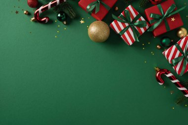 Yeşil bir zeminde hediye, baston şekeri, süs ve çam ağacından dekorlarla dolu canlı bir tatil sahnesi, Noel ve yeni yılı kutluyor ve neşeli renkler ve canlı bir desenle selamlıyor.