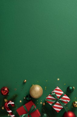 Hediyeler, süsler, kurdeleler ve yeşilliklerin yer aldığı hareketli dikey festival sahnesi, Noel ve yeni yıl kutlamaları ve mevsimsel dekorasyon kavramları için mükemmel yeşil bir zemin hazırlıyor.