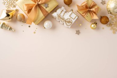 Altın hediyeler, kurdeleler, takılar ve beyaz bir tren süsü Noel ve yeni yıl kutlamaları ve neşeli pazarlama görselleri için ideal bir tatil sahnesi oluşturur.