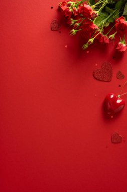 Romantik, dikey bir sevgililer günü sahnesinde kırmızı güller, kalp şekilleri ve canlı kırmızı bir zemin, sevgi ve kutlama iletilir selamlar, hediyeler ve aşk kampanyaları için uygun