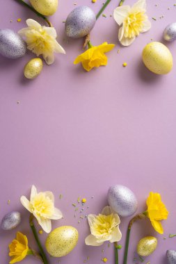 Pembe bir fon üzerinde benekli yumurta ve sarı nergis çiçeklerinin yer aldığı hareketli dikey pastel Paskalya sahnesi, bahar kutlama temalarını karşılamak için mükemmel, yenilenme, neşe, mevsimlik cazibe,