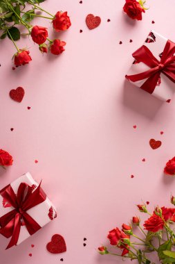 Kırmızı güller, kırmızı kurdeleli hediyeler ve dağınık kalpler içeren, yumuşak pembe arka planda hazırlanmış sevgililer günü dikey sahnesi. Tebrik kartları, terfiler ve romantik durumlar için mükemmel.
