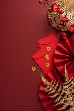 Kırmızı dikey zarflar, altın sikkeler ve şenlikli dekorlar Çin Yeni Yıl havasını canlı renkler, geleneksel semboller ve kutlamalar boyunca kutlama ve refah iletmek için zarif yetenekler ile yakalar.