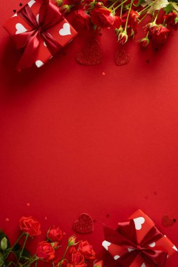 Kırmızı hediyelerle sevgililer günü kutlaması güller ve kalpler romantik kırmızı dikey arka plan sahnesi