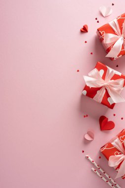 Sarılı hediyeler, kurdeleler ve kalp aksanıyla canlı, dikey pembe arka plan Sevgililer Günü kutlamaları ve kartlar, promosyonlar ve romantik hediyeler için sıcak karşılama fikirleri