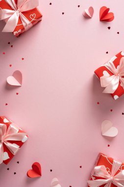 Kırmızı paketlenmiş hediyeler, kurdele yayları ve kağıt kalpler romantik bir sevgililer günü havası yaratır. Tebrik kartları, promosyonlar ya da aşkı kutlayan sosyal medya paylaşımları için ideal.