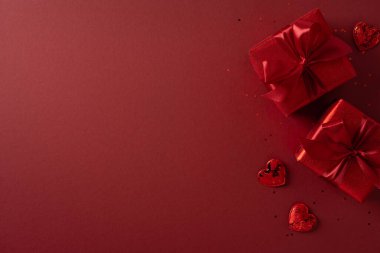 Canlı kırmızı arkaplan özellikleri, hediye paketleri ve kalp şekilleri, romantizm, aşk iletimi ve kutlama kartları, kutlamalar ve hediye değiş tokuşları için ideal bir sevgililer günü havası.