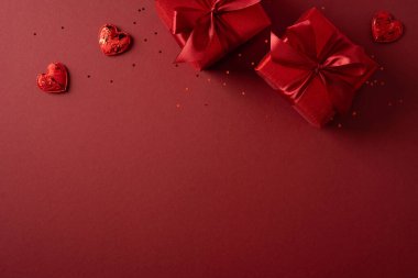 Romantik sevgililer günü hayatı kırmızı hediye kutuları, kalp şekilleri, kurdeleler ve tebrik kartları ve mevsimlik hediyeler için ideal sıcak kırmızı bir zemin içerir.