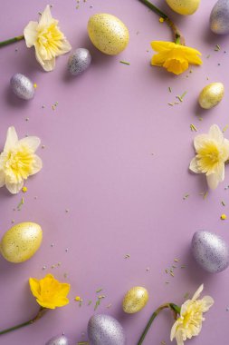 Renkli, dikey Paskalya temalı, pastel benekli yumurtalar ve lavanta arkaplanının etrafına dizilmiş parlak nergislerden oluşan bir resim. Bahar, kutlama, tebrik kartları ve festival projeleri için mükemmel.
