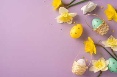 Parlak Paskalya sahnesinde nergis, yumurta ve dokuma sepetleri mor bir zemin üzerinde bahar yenilemesi, ılık ve Paskalya kutlaması için şenlikli selamlar sunuluyor.