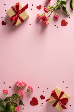 Pembe arka planda kırmızı kurdelelerle bağlanmış hediye kutuları, bir buket pembe gül ve parıltılı kalpler, Sevgililer Günü kutlamaları ve aşk kutlamaları için romantik bir hava yaratıyor.