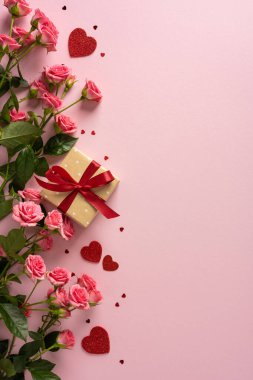 Pembe dikey güller, sarılı bir hediye ve parıldayan kalpler tebrik kartları, romantizm ve kutlama görüntüsü için mükemmel bir romantik sevgililer günü sahnesi yaratır. Şenlikli postalar için zarif, yumuşak ve çekici.