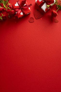 Canlı dikey sevgililer günü sahnesinde hediye kutuları, güller ve parıltılı kalpler koyu kırmızı bir zemin üzerinde, romantizm, aşk ve sevgililer günü teması için mükemmel