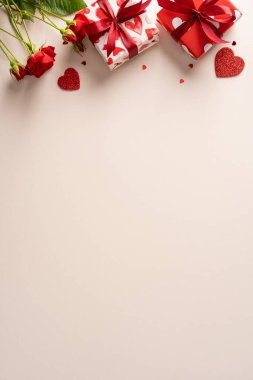 Hediye kutuları, gül, kırmızı kurdele ve kalp aksanıyla romantik dikey sevgililer günü sahnesi kutlama kartları, tanıtım afişleri ve aşkı kutlayan şenlik kampanyaları için mükemmel.