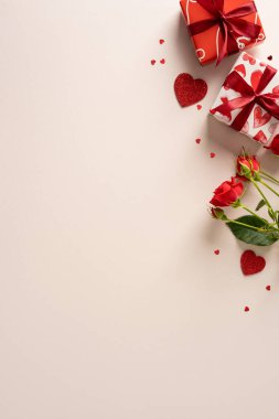 Sevgililer Günü temalı dikey sahne hediye kutuları, kırmızı gül ve yumuşak bej arka planda kalp şekilleri. Romantik ve sıcak, aşkı, kutlamayı, selamlamayı iletir.