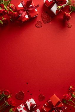 Kalın kırmızı arka planda hediye kutuları, kurdeleler ve güllerle romantik dikey sevgililer günü seti. Selamlar, kutlamalar, aşk temaları ve şık, samimi bir havadaki şenlik temaları için mükemmel.